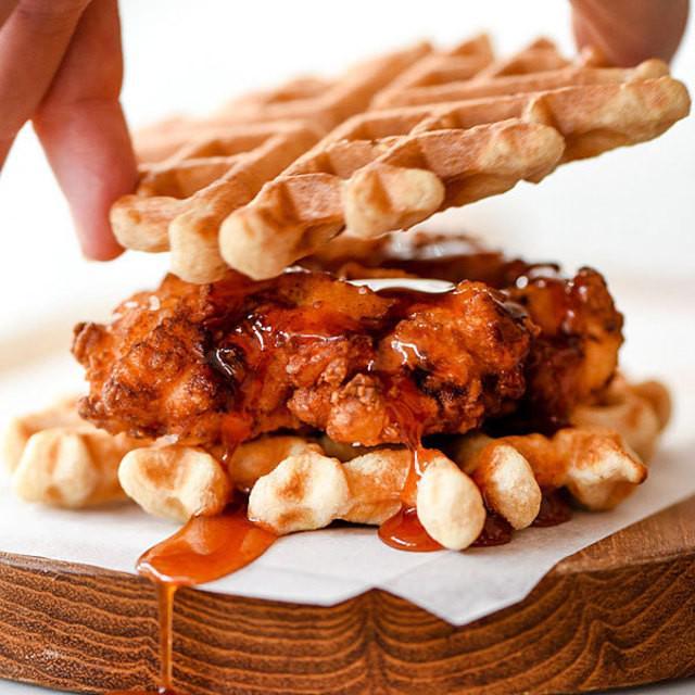 ภาพประกอบบทความ Chicken and Waffle Sandwich แซนด์วิชวาฟเฟิลไส้ไก่ทอด #ขอตามใจปากซักวันเถอะน่า 😀