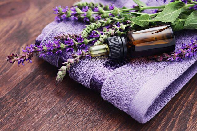 รูปภาพ:https://liveonepreciouslife.files.wordpress.com/2015/04/sage-oil-with-lavender-and-towel.jpg