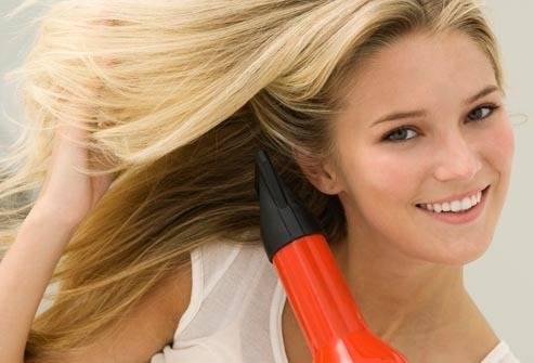 รูปภาพ:http://img.webmd.com/dtmcms/live/webmd/consumer_assets/site_images/articles/health_tools/dry_hair_slideshow/getty_rf_photo_of_woman_using_hair_dryer.jpg