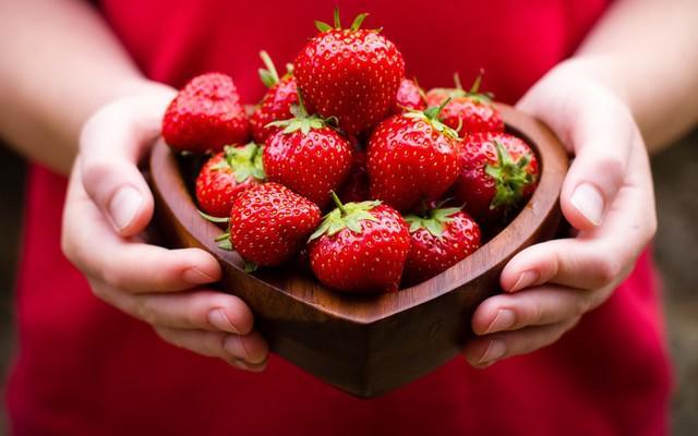 รูปภาพ:http://onlyfreewallpaper.com/walls/strawberry-bowl-heart-shape-wide.jpg