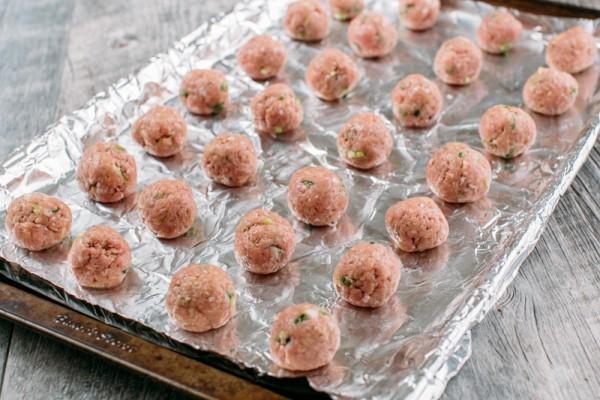 รูปภาพ:http://natashaskitchen.com/wp-content/uploads/2016/04/Teriyaki-Meatballs-Recipe-4-600x400.jpg