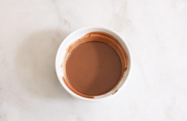 รูปภาพ:https://i0.wp.com/domesticate-me.com/wp-content/uploads/2016/03/5-Ingredient-Chocolate-Chip-Cookie-Nutella-Icebox-Cake-step-7.jpg?resize=768%2C498