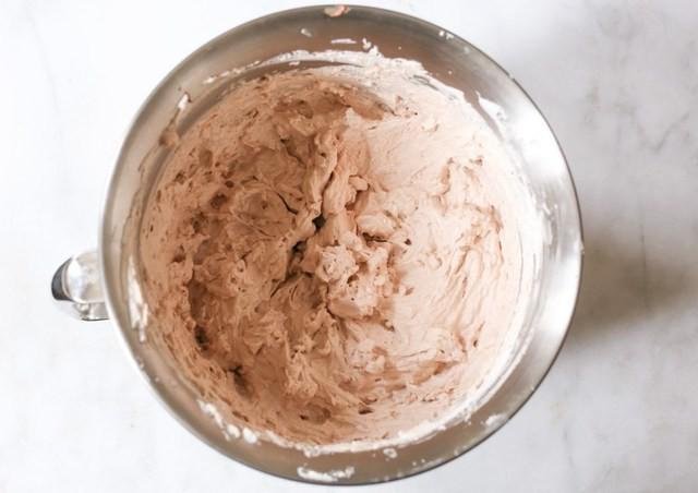 รูปภาพ:https://i2.wp.com/domesticate-me.com/wp-content/uploads/2016/03/5-Ingredient-Chocolate-Chip-Cookie-Nutella-Icebox-Cake-step-2.jpg?resize=768%2C542