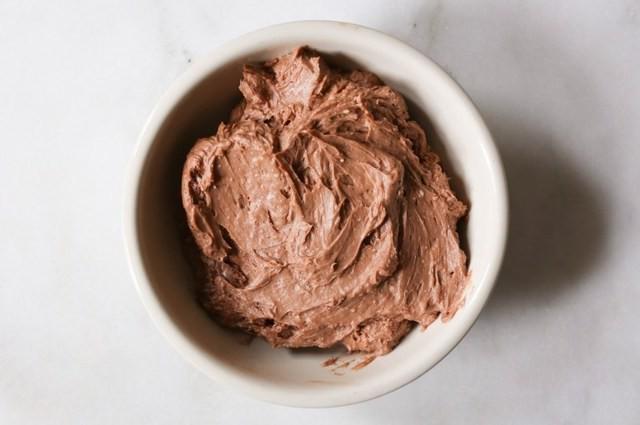 รูปภาพ:https://i0.wp.com/domesticate-me.com/wp-content/uploads/2016/03/5-Ingredient-Chocolate-Chip-Cookie-Nutella-Icebox-Cake-step-1.jpg?resize=768%2C510