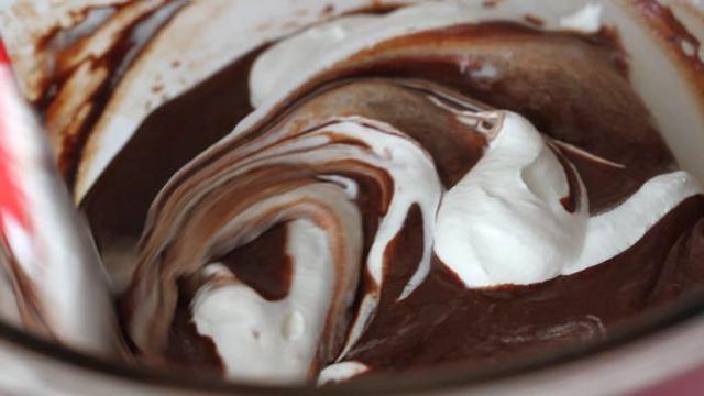 รูปภาพ:http://i0.wp.com/eugeniekitchen.com/wp-content/uploads/2014/01/3-ingredient-chocolate-mousse-recipe6.jpg?w=700
