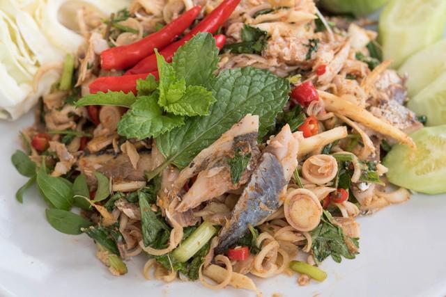 รูปภาพ:https://food.mthai.com/app/uploads/2017/02/Salad-mackerel.jpg