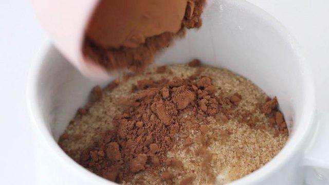 รูปภาพ:http://i2.wp.com/eugeniekitchen.com/wp-content/uploads/2013/10/chocolate-brownie-mug-cake-recipe2-1.jpg