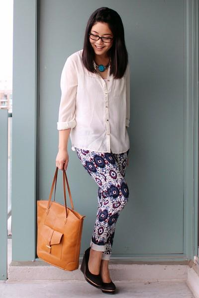 รูปภาพ:http://images2.chictopia.com/photos/KristaniA/2711100797/jeans-brown-h-m-bag-ivory-h-m-blouse-black-h-m-wedges_400.jpg