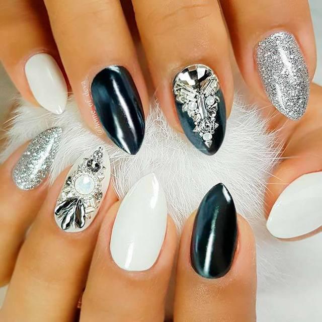 รูปภาพ:https://naildesignsjournal.com/wp-content/uploads/2017/06/sassy-nails-designs-silver-glitter-black-chrome-nails.jpg