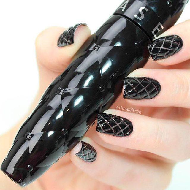 รูปภาพ:https://naildesignsjournal.com/wp-content/uploads/2017/06/sassy-nails-designs-black-rhombuses.jpg