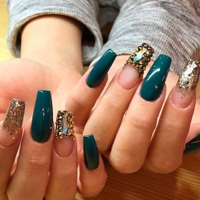 รูปภาพ:https://naildesignsjournal.com/wp-content/uploads/2017/06/sassy-nails-designs-greenish-blue-color-gold-glitter-nails.jpg
