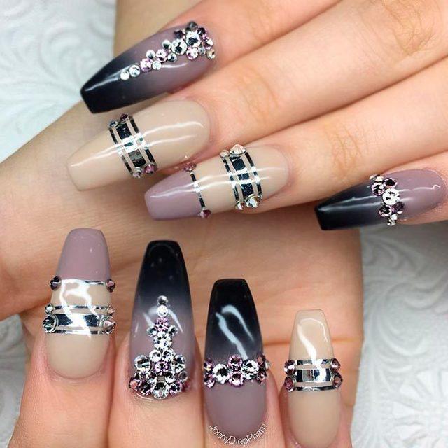 รูปภาพ:https://naildesignsjournal.com/wp-content/uploads/2017/06/sassy-nails-designs-black-purple-ombre.jpg