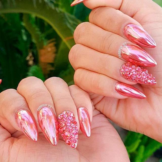 รูปภาพ:https://naildesignsjournal.com/wp-content/uploads/2017/06/sassy-nails-designs-pink-chrome.jpg