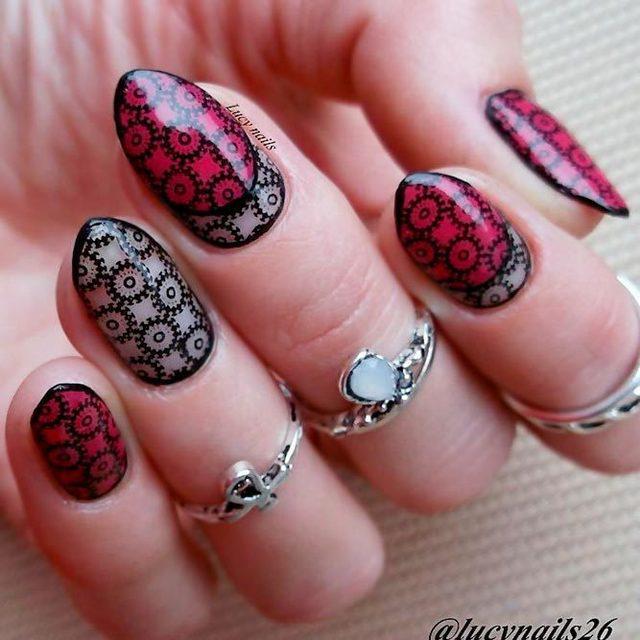 รูปภาพ:https://naildesignsjournal.com/wp-content/uploads/2017/06/sassy-nails-designs-black-lace-full-nail-stickers.jpg