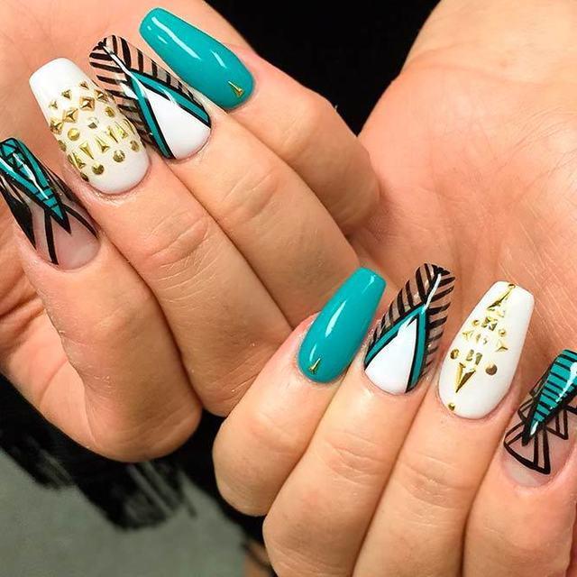 รูปภาพ:https://naildesignsjournal.com/wp-content/uploads/2017/06/sassy-nails-designs-turquoise-white-hand-painted-nail-design.jpg