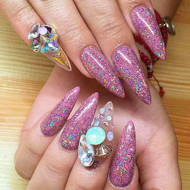 รูปภาพ:https://naildesignsjournal.com/wp-content/uploads/2017/06/sassy-nails-designs-purple-glitter-rhinestones-nail-design.jpg