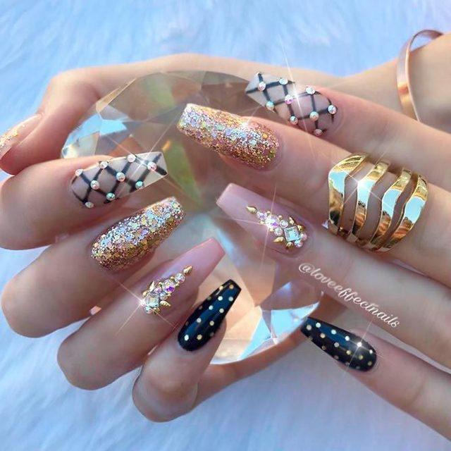 รูปภาพ:https://naildesignsjournal.com/wp-content/uploads/2017/06/sassy-nails-designs-gold-glitter-rhinestones-nail-art.jpg