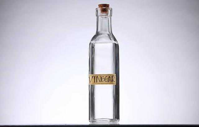 รูปภาพ:http://cdn2.stylecraze.com/wp-content/uploads/2013/11/9.-Vinegar-Wash.jpg