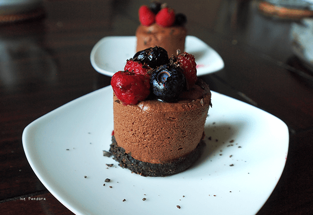 รูปภาพ:http://3.bp.blogspot.com/-LneKRKmhyN4/Ucnniq69K9I/AAAAAAAAJxo/DglN0ydvRn0/s1600/Homemade+dessert+chocolate+mousse+with+raspblueberries+finished2.png