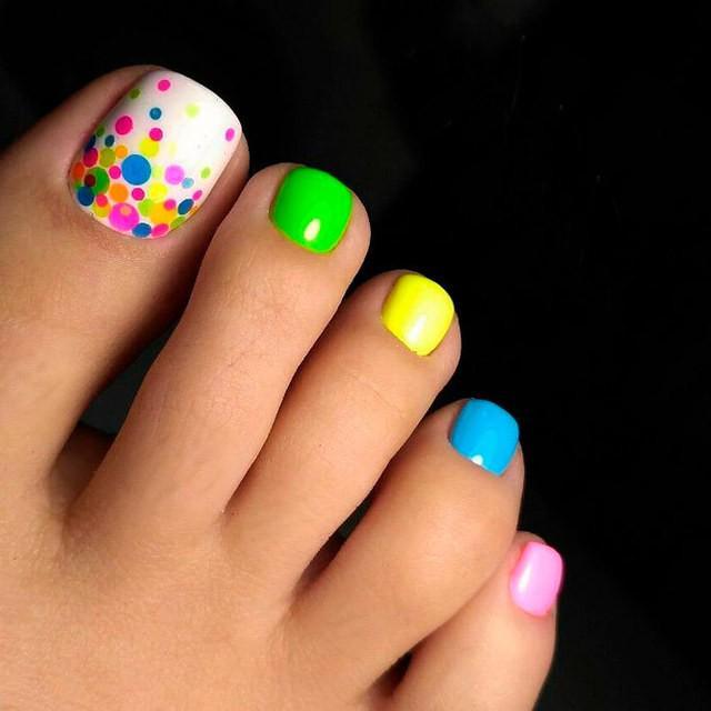 รูปภาพ:https://naildesignsjournal.com/wp-content/uploads/2017/07/beautiful-nail-designs-toes-pink-yellow-green-white-polka-dots.jpg