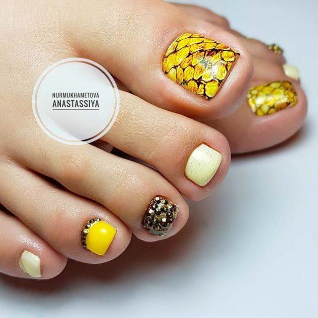 รูปภาพ:https://naildesignsjournal.com/wp-content/uploads/2017/07/beautiful-nail-designs-toes-yellow-snake-rhinestone.jpg