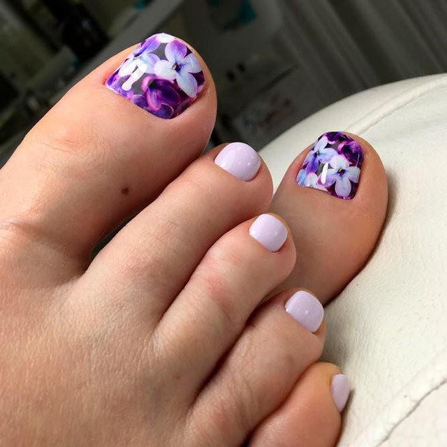 รูปภาพ:https://naildesignsjournal.com/wp-content/uploads/2017/07/beautiful-nail-designs-toes-light-purple-lilac-stamping-flowers.jpg