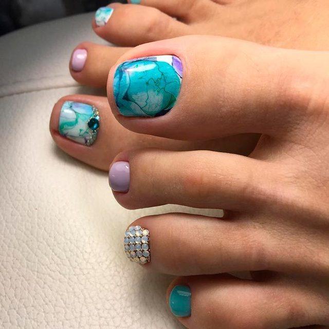 รูปภาพ:https://naildesignsjournal.com/wp-content/uploads/2017/07/beautiful-nail-designs-toes-blue-purple-marble-rhinestone.jpg