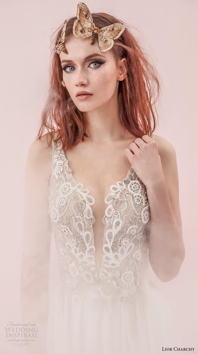 รูปภาพ:http://www.weddinginspirasi.com/wp-content/uploads/2017/07/lior-charchy-spring-2017-bridal-sleeveless-deep-plunging-v-neck-heavily-embellished-sexy-elegant-sheath-a-line-wedding-dress-4-mv.jpg