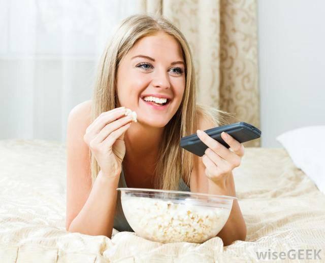 รูปภาพ:http://images.wisegeek.com/woman-eating-popcorn-in-bed.jpg