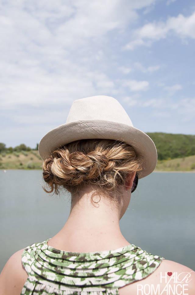 รูปภาพ:http://www.hairromance.com/wp-content/uploads/2015/09/Hat-hair-%E2%80%93-Hairstyles-to-wear-under-your-hat-2.jpg