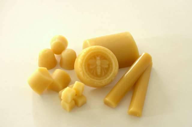 รูปภาพ:http://www.thebeeandme.com/wp-content/uploads/2013/05/the-bee-and-me-beeswax-candles-beeswax.jpg