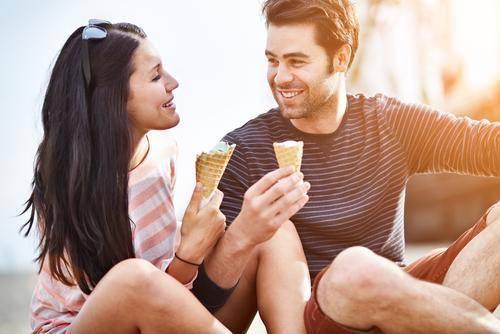 รูปภาพ:http://images.medicaldaily.com/sites/medicaldaily.com/files/styles/headline/public/2014/08/06/couple-amusement-park-eating-ice-cream-and-laughing.jpg
