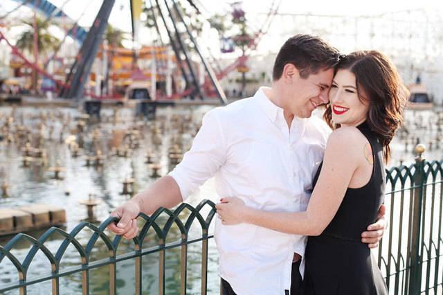 รูปภาพ:https://www.magnetstreet.com/wedding-blog/wp-content/uploads/2015/06/Couple-in-front-of-ferris-wheel-at-Disneyland-Theme-Park-in-CA.-Engagement-photos-by-Scot-Woodman-Photography.jpg