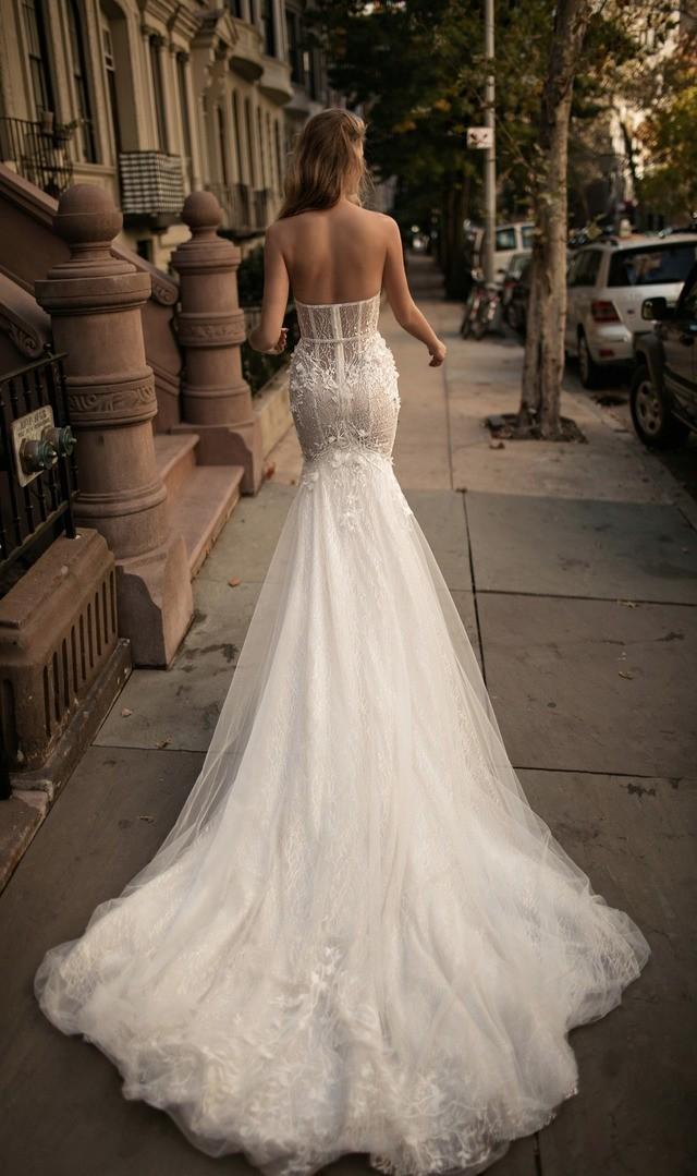 รูปภาพ:http://file.weddingchicks.com/529139_luxury-wedding-dresses-by-berta.jpg