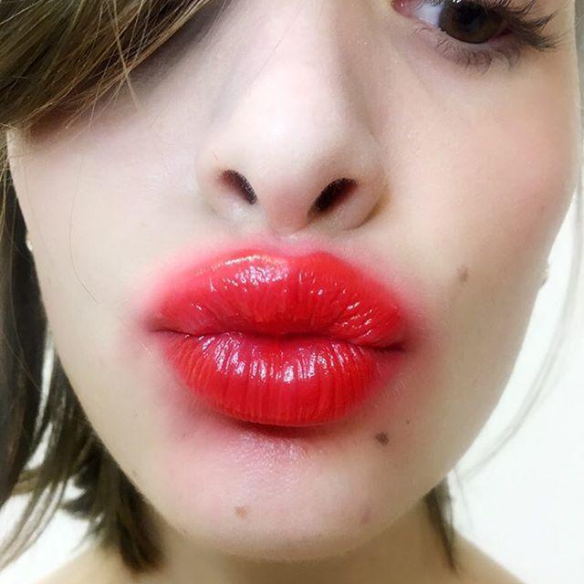 รูปภาพ:https://img09.rl0.ru/1b2948d8cb5a5272cdfcb920ef09d25a/c640x640/secretfromus.com/wp-content/uploads/2017/04/Goodbye-to-lip-pencils-Snogging-is-the-new-trend-for-your-lips-makeup-secretfromus-4.jpg