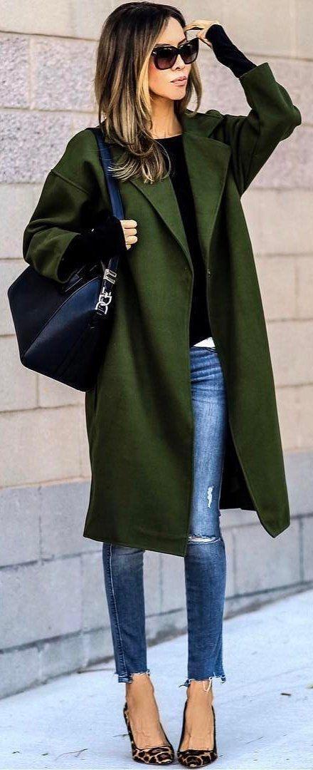 รูปภาพ:https://s-media-cache-ak0.pinimg.com/736x/22/a4/95/22a49529752109e02dd41ce142c1a1de--green-leather-jacket-outfit-green-coat-outfit.jpg
