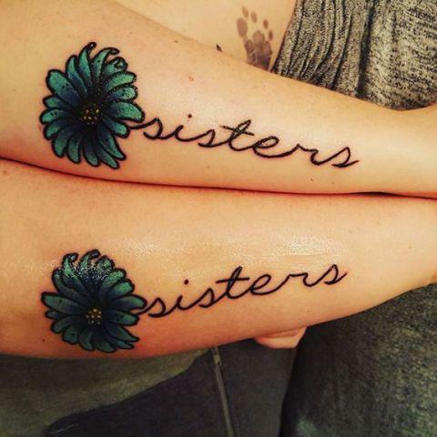 รูปภาพ:http://i.styleoholic.com/2017/01/Sister-word-tattoos-with-green-flowers.jpg