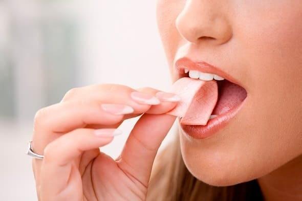 รูปภาพ:https://cdn.authoritynutrition.com/wp-content/uploads/2016/10/woman-putting-piece-of-gum-into-mouth.jpg