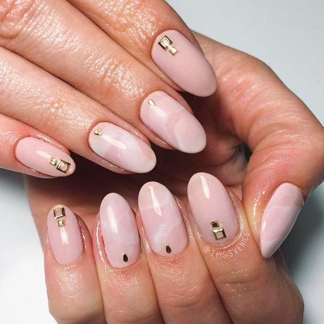 รูปภาพ:https://naildesignsjournal.com/wp-content/uploads/2017/06/perfect-nails-art-ideas-nude-oval-nails-designs.jpg