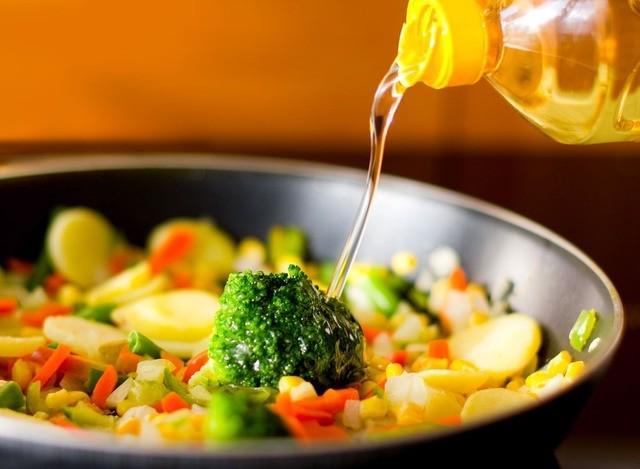 รูปภาพ:http://s.eatthis-cdn.com/media/images/ext/894966099/canola-oil-stir-fry.jpg