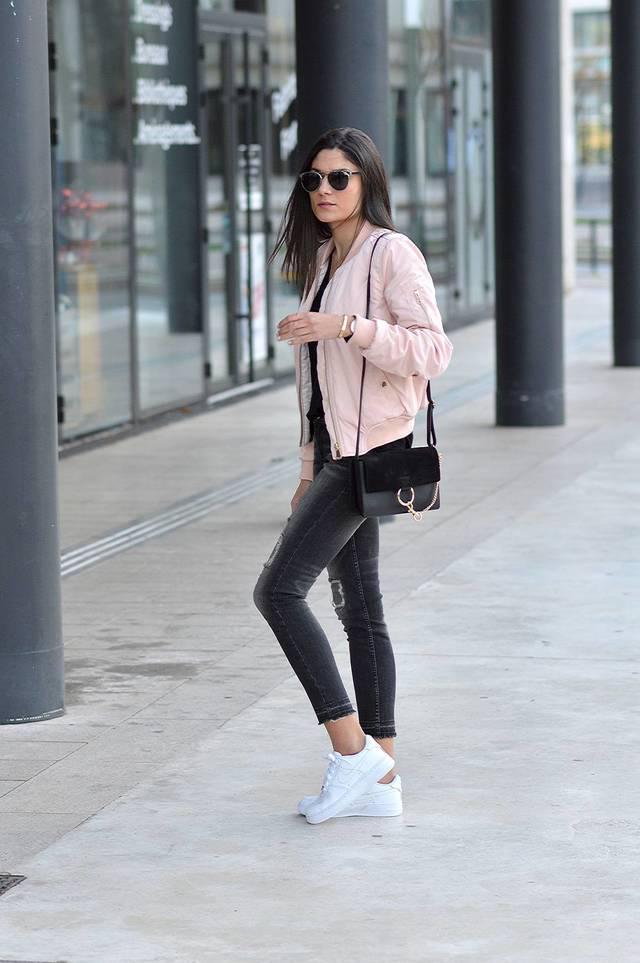 รูปภาพ:http://junesixtyfive.com/wp-content/uploads/2016/02/id%C3%A9e-look-bomber-rose-tendance-printemps-2016-pas-cher-blog-mode.jpg