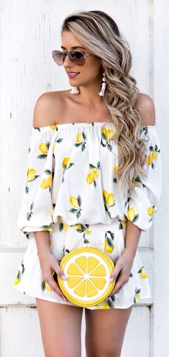 รูปภาพ:http://i.styleoholic.com/2017/07/04-a-lemon-print-off-the-shoulder-dress-and-a-lemon-slice-clutch-for-a-fruity-look.jpg
