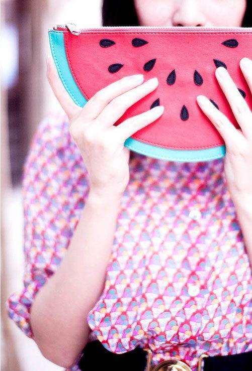 รูปภาพ:http://i.styleoholic.com/2017/07/02-a-fun-watermelon-clutch-to-add-a-humorous-and-juicy-touch-to-your-look.jpg