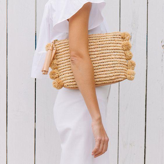 รูปภาพ:http://i.styleoholic.com/2017/07/07-a-straw-clutch-with-matching-pompoms-is-a-fresh-take-on-a-traditional-straw-bag.jpg