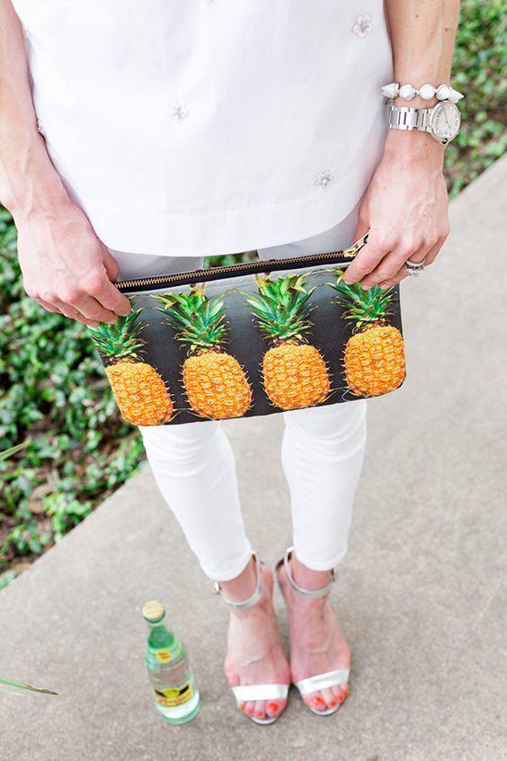 รูปภาพ:http://i.styleoholic.com/2017/07/05-a-pineapple-print-clutch-is-an-easy-way-to-add-a-summer-feel-to-your-look.jpg