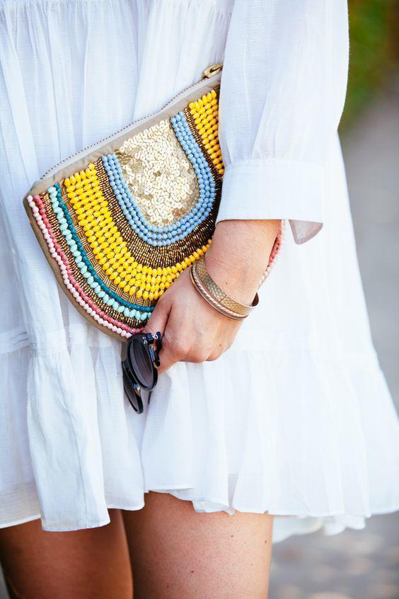 รูปภาพ:http://i.styleoholic.com/2017/07/12-a-half-circle-clutch-with-colorful-beads-and-sequins-is-great-for-a-neutral-summer-outfit.jpg