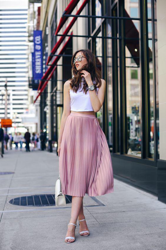 รูปภาพ:http://i.styleoholic.com/2017/07/04-a-white-halter-neckline-crop-top-and-a-pink-pleated-midi-skirt-white-heels-and-a-bag.jpg