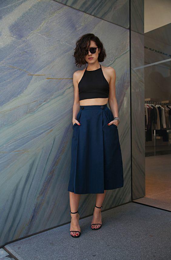 รูปภาพ:http://i.styleoholic.com/2017/07/07-a-black-halter-neckline-top-a-navy-midi-skirts-with-pockets-and-black-heels.jpg