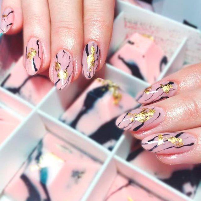 รูปภาพ:https://naildesignsjournal.com/wp-content/uploads/2017/04/modern-nails-trends-18.jpg