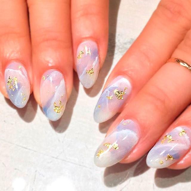 รูปภาพ:https://naildesignsjournal.com/wp-content/uploads/2017/04/modern-nails-trends-17.jpg